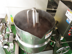 厳選した原料を蒸気釜を使って自家製チョコソースを作ります